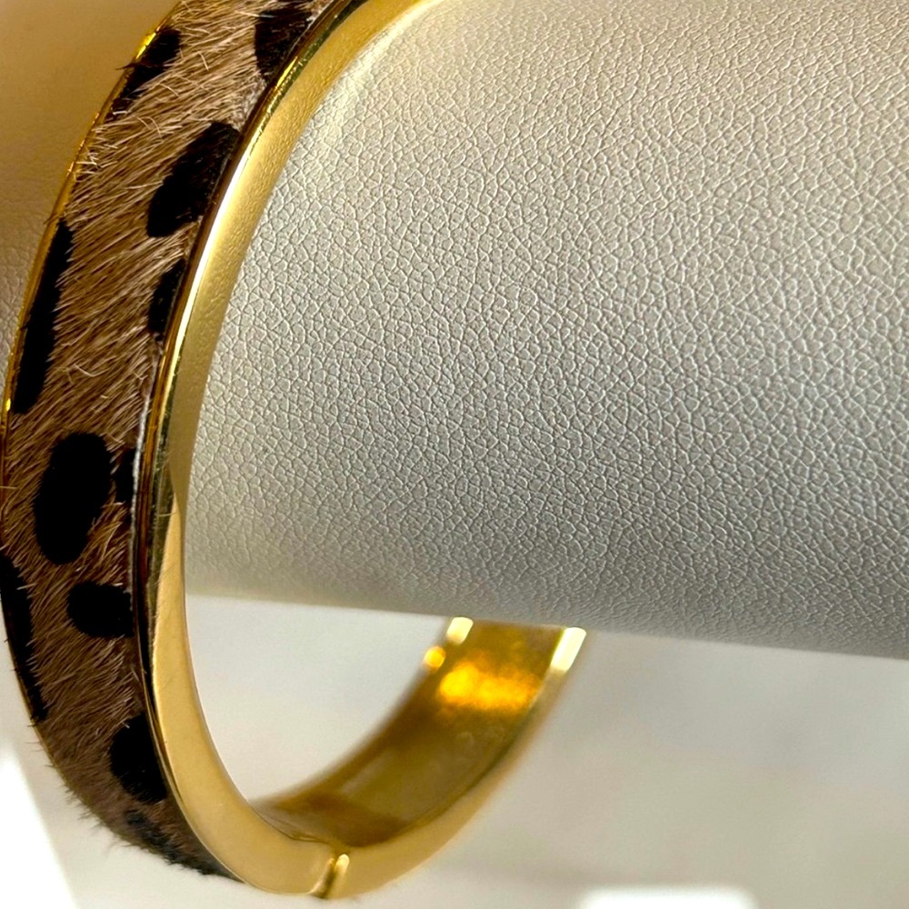 80’s VINTAGE Leopard Print & Gold Metal Cow Hide
Bangle Clamper Bracelet. - Picture 3 of 7